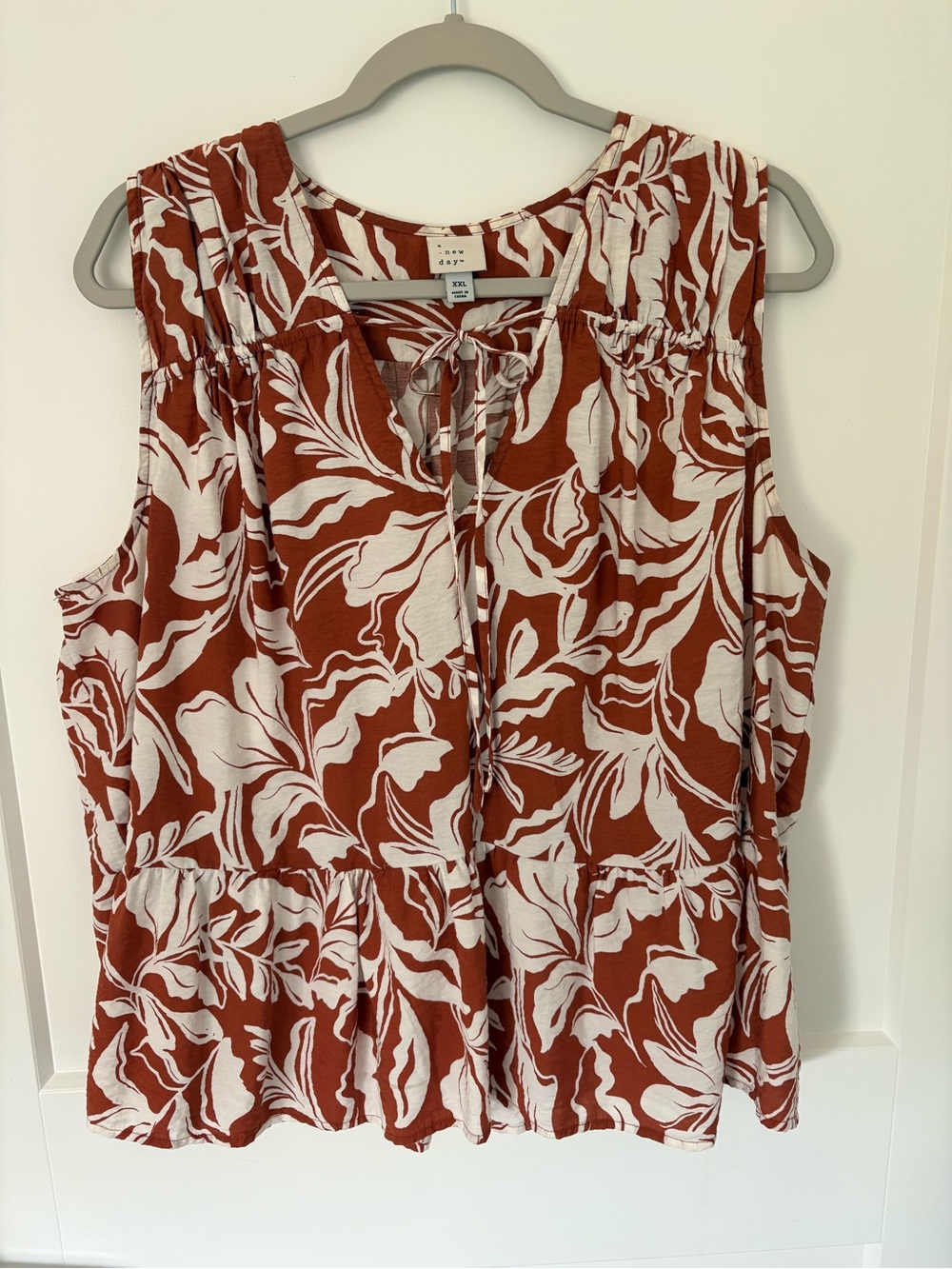 a new day - Rust and White Floral Tie-Front Sleeveless Tank- XXL